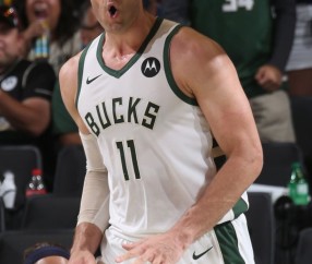 关于密尔沃基雄鹿训练开放日，赛前手感冰凉引欢呼，社区盾在即，医务组通报恢复的信息-LOL比赛押注平台