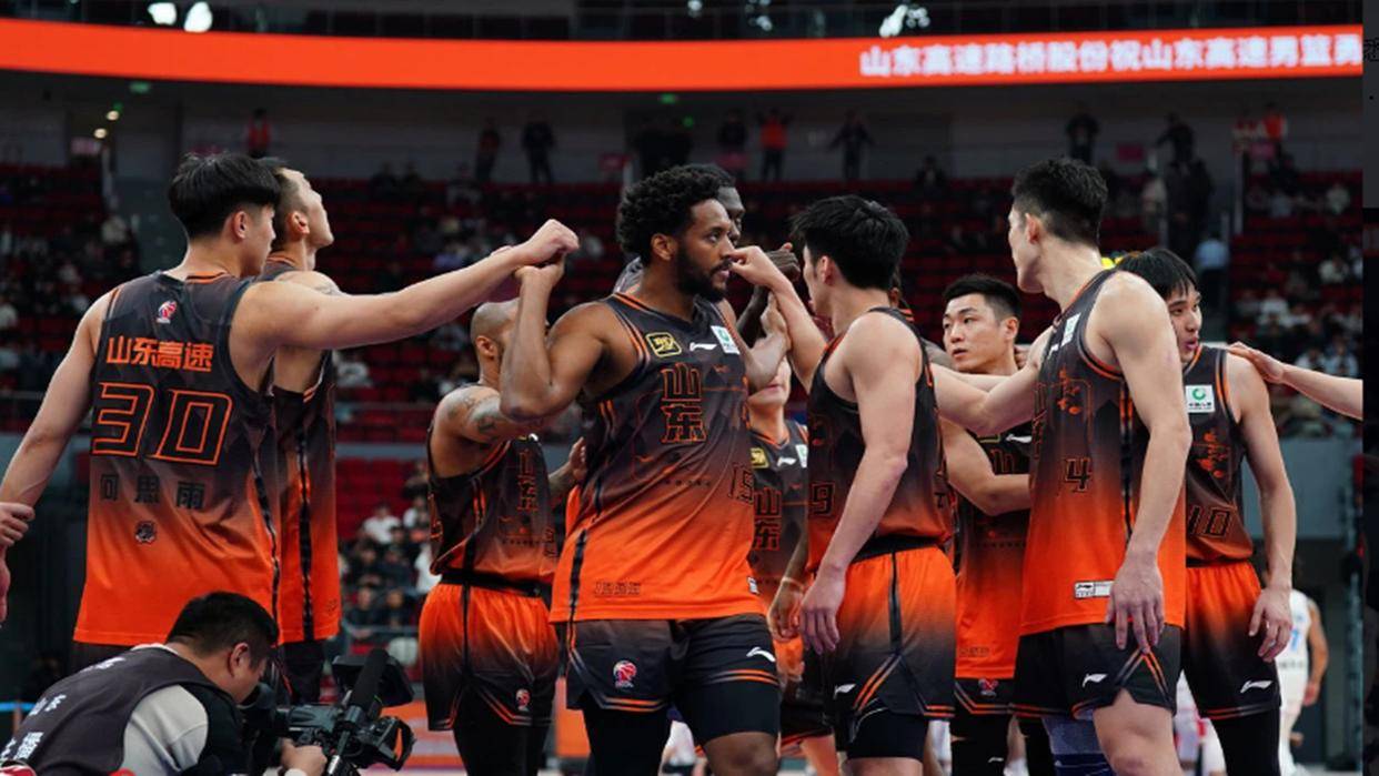 LOL赛事押注 - 山东泰山训练开放日;冲刺阶段队长鼓劲引欢呼;CBA季后赛在即;阵容厚度经受考验