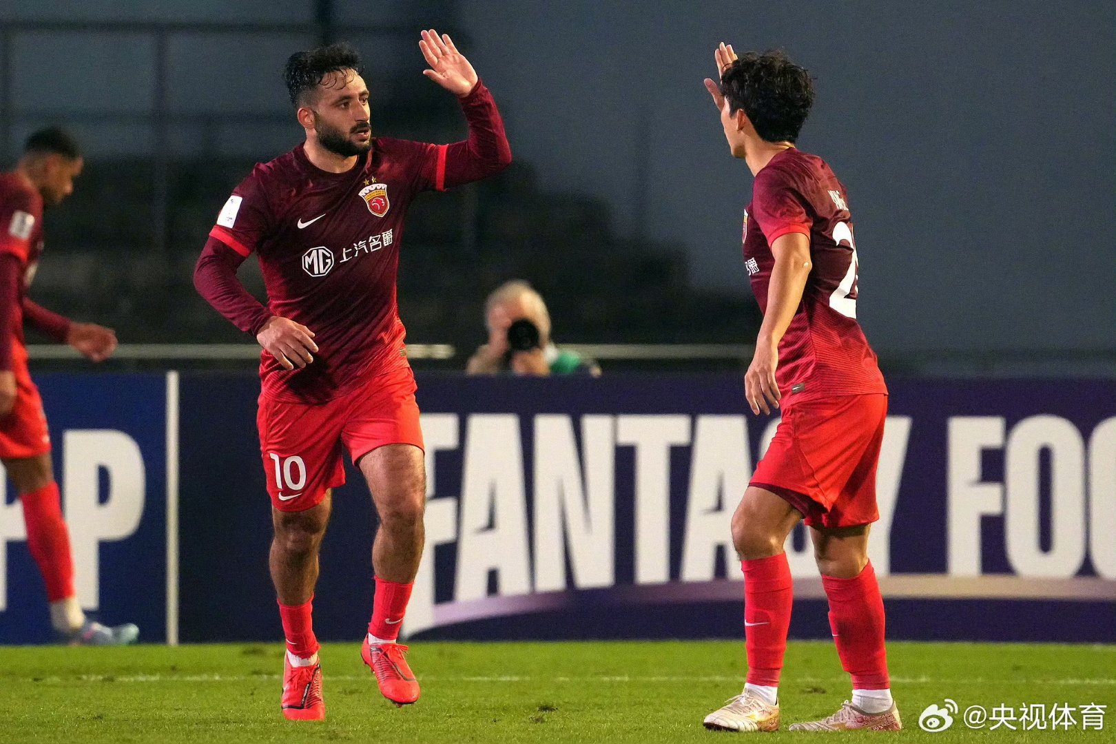 包含中超窗口期再迎强敌，巴塞罗那刷新队史纪录，主帅态度——态度坚定，训练强度明显提升的词条