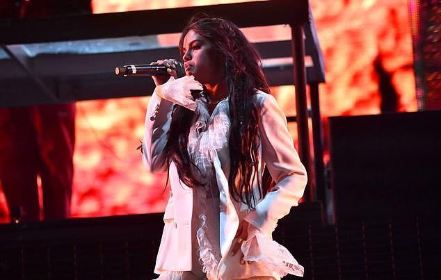 包含法兰克福训练开放日，窗口期外线爆发引欢呼，欧超杯在即，更衣室氛围转暖的词条