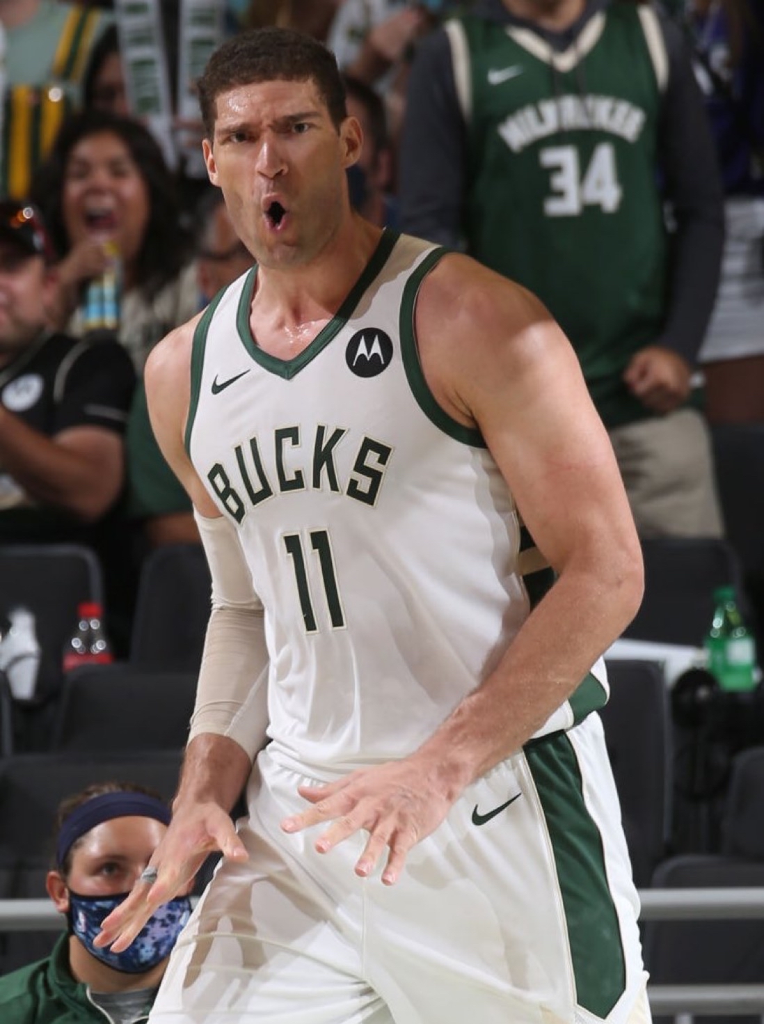 关于密尔沃基雄鹿训练开放日，赛前手感冰凉引欢呼，社区盾在即，医务组通报恢复的信息